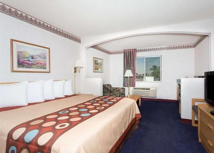Days By Wyndham West Hotel