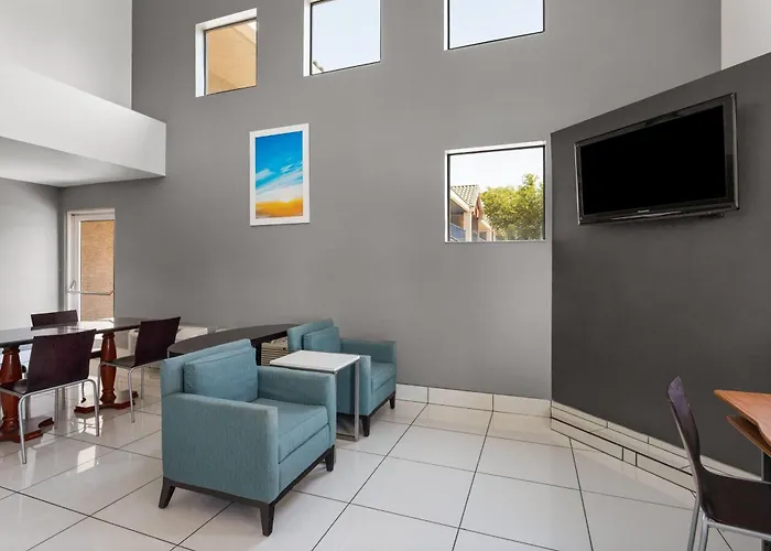 Days By Wyndham West 2*