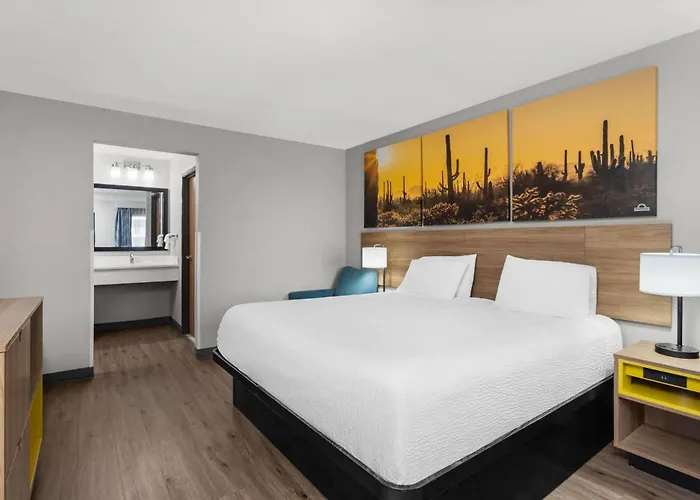 Days By Wyndham West Hotel
