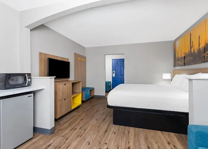 Days By Wyndham West Hotel