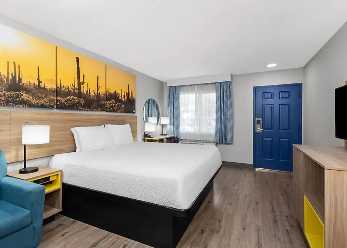 Days By Wyndham West Phoenix