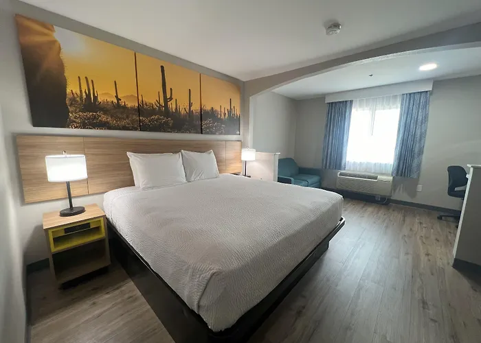 Days By Wyndham West Phoenix