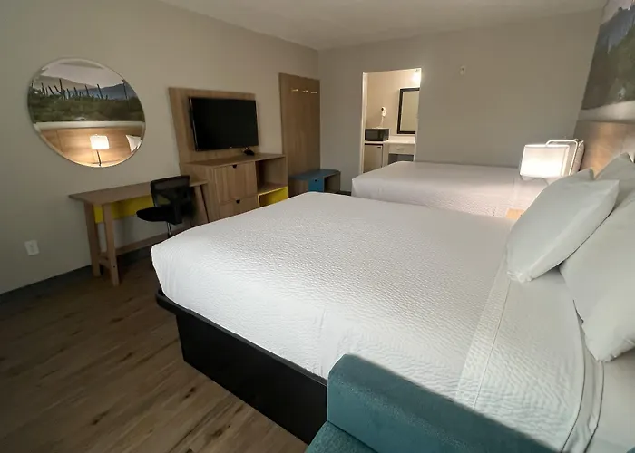 Days By Wyndham West Hotel