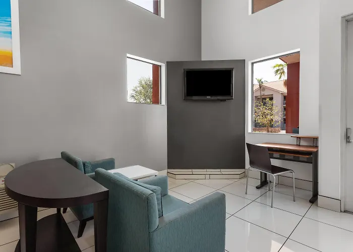 Days By Wyndham West Hotel